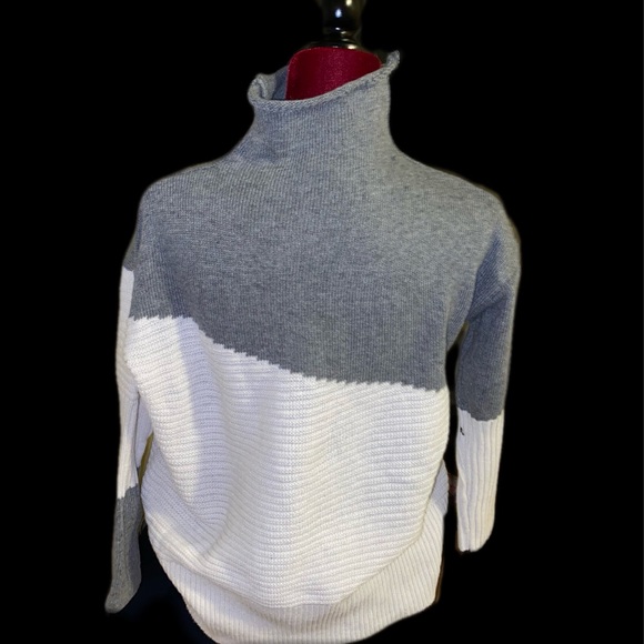 Gray & Creme Color Block Sweater (M) new - Picture 3 of 3